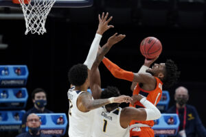 Buddy Boeheim gets dad back to Sweet 16 as Syracuse tops WVU 75-72
